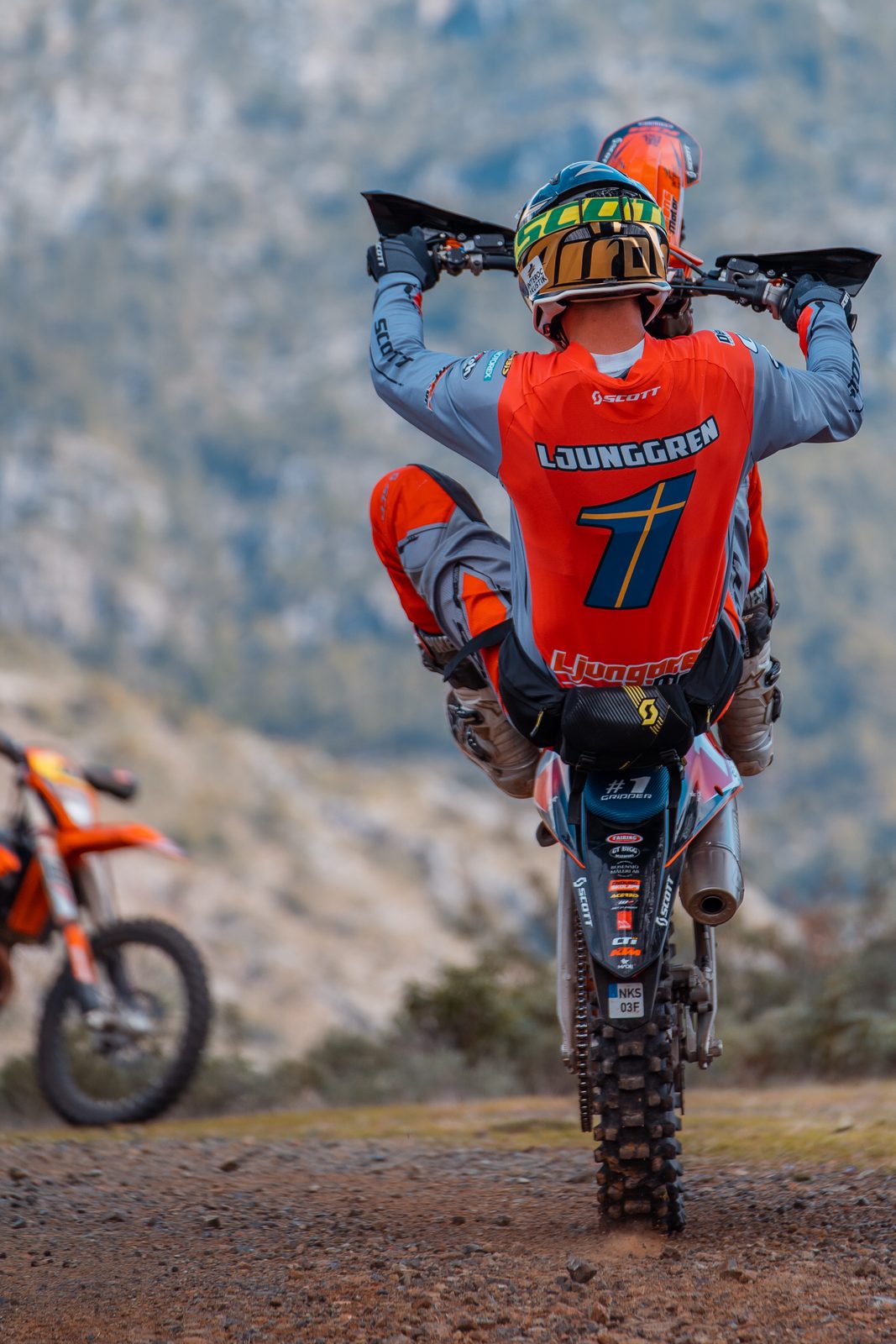 Enduroförare wheelie